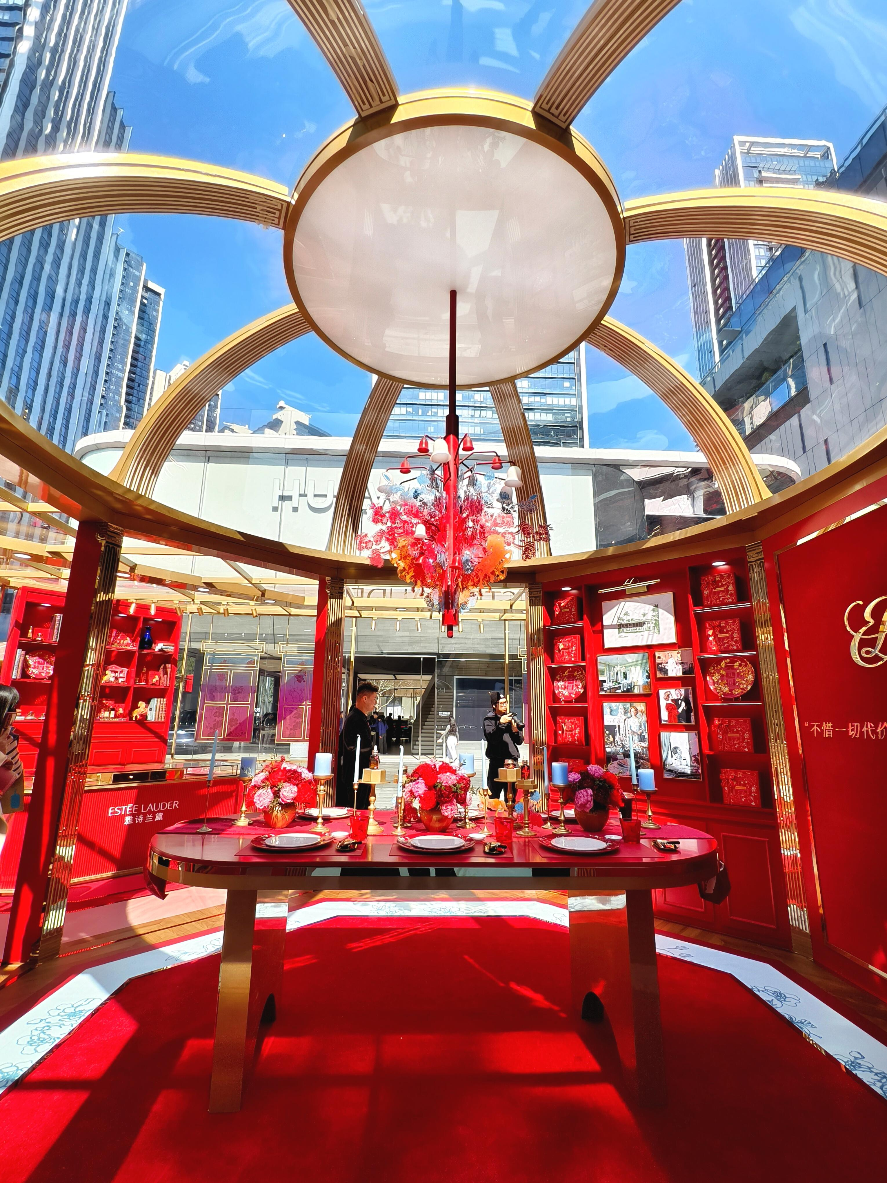 EStee Lauder visual merchandising with skyline, red tableset
